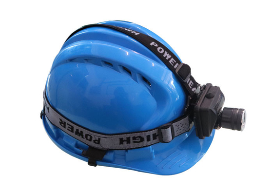 El casco recargable luminoso 300 enciende negro del consumo de energía baja